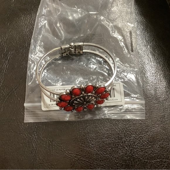 Boho western chic cuff bracelet with marbled red stones. NWT. Silver plated - Picture 4 of 5